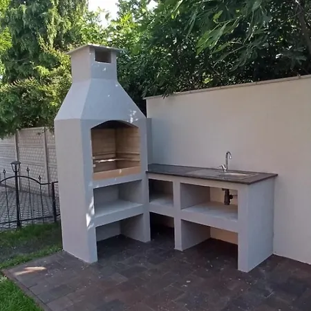 Apartmán Voeroesko -lak Szauna Es Jakkuzi Hasznalattal Balatonalmádi