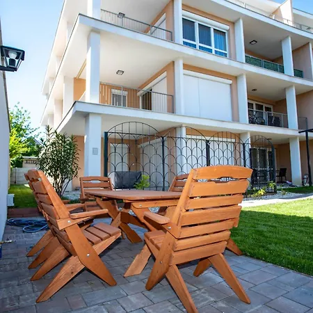 Apartmán Voeroesko -lak Szauna Es Jakkuzi Hasznalattal Balatonalmádi