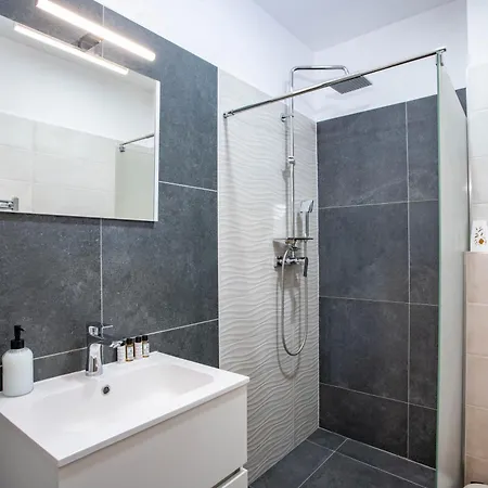 Voeroesko -lak Szauna Es Jakkuzi Hasznalattal Apartament Balatonalmádi
