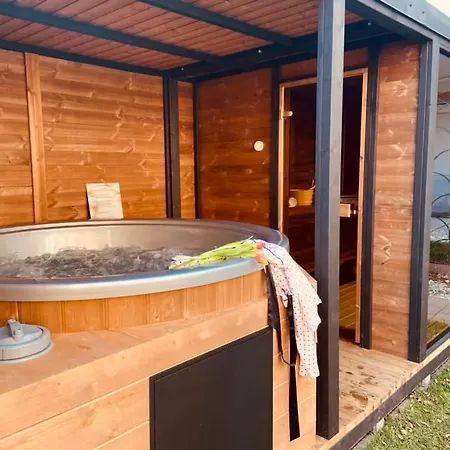 Voeroesko -lak Szauna Es Jakkuzi Hasznalattal Apartament